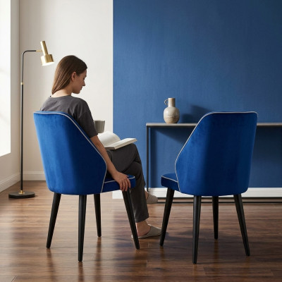 Tabouret compact en bois souple sur des jambes noires pour la salle à manger