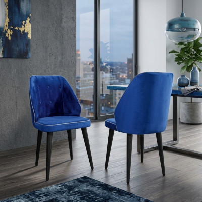 Tabouret compact en bois souple sur des jambes noires pour la salle à manger