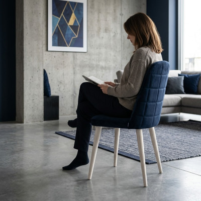 Chaise haute verte sur des pieds en bois noirs avec un dossier moelleux pour la salle à manger