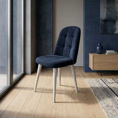 Chaise haute verte sur des pieds en bois noirs avec un dossier moelleux pour la salle à manger