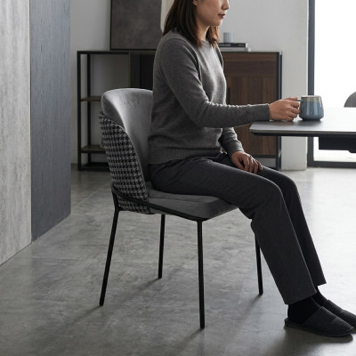 Chaise grise originale sur pieds en acier inoxydable pour votre salle à manger Nouveau modèle