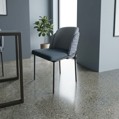 Chaise grise originale sur pieds en acier inoxydable pour votre salle à manger Nouveau modèle