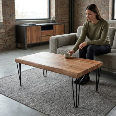 Table basse en bois sur des pieds originaux noirs pour votre salon original