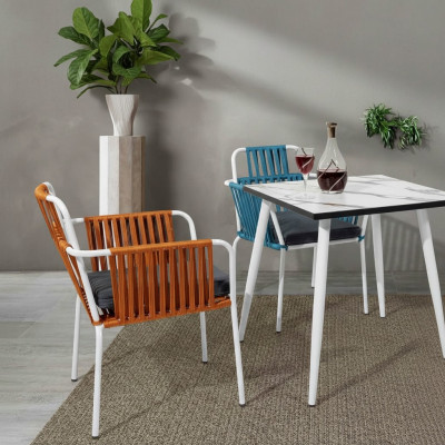 Chaise de couleur claire originale sur des pieds en acier inoxydable blanc et un coussin de siège moelleux