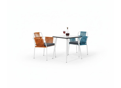 Chaise de couleur claire originale sur des pieds en acier inoxydable blanc et un coussin de siège moelleux