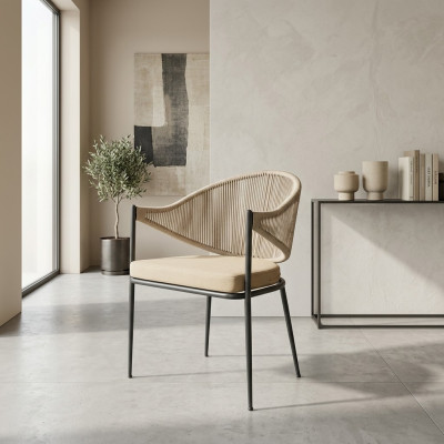 Chaise beige à un seul siège en tissu pour la salle à manger avec des éléments en acier inoxydable.