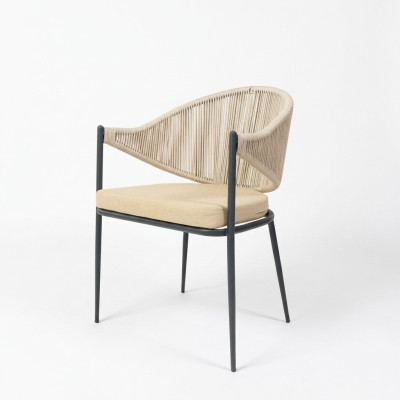 Chaise beige à un seul siège en tissu pour la salle à manger avec des éléments en acier inoxydable.