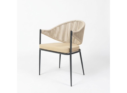 Chaise beige à un seul siège en tissu pour la salle à manger avec des éléments en acier inoxydable.