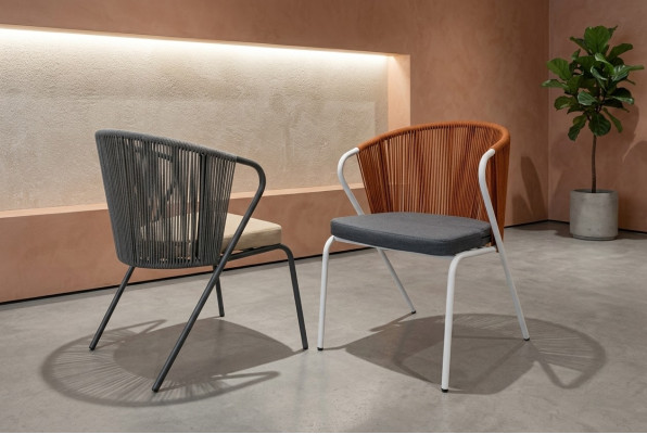 Chaises grises d'origine sur des pieds en acier inoxydable noir et un coussin moelleux.