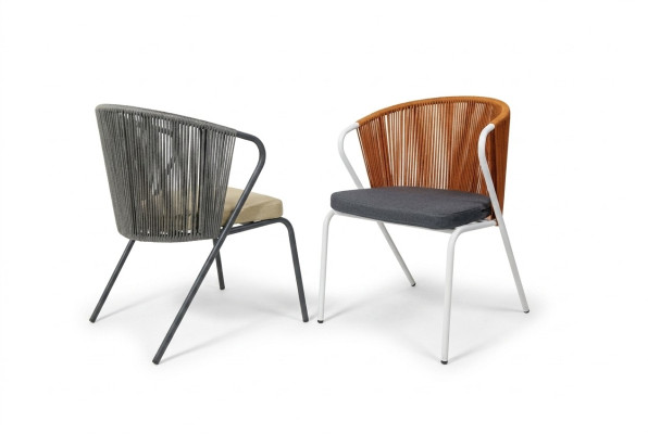 Chaises grises d'origine sur des pieds en acier inoxydable noir et un coussin moelleux.