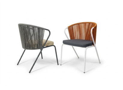 Chaises grises d'origine sur des pieds en acier inoxydable noir et un coussin moelleux.