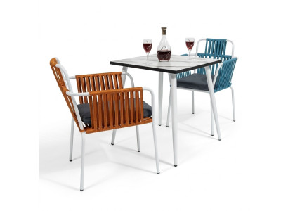 Chaises originales de couleur orange clair sur des pieds en acier inoxydable blanc avec des coussins moelleux