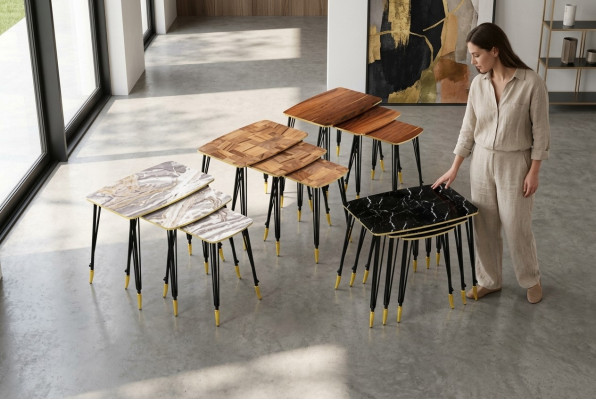 3 tables basses de luxe sur des pieds noirs en acier inoxydable pour votre salon