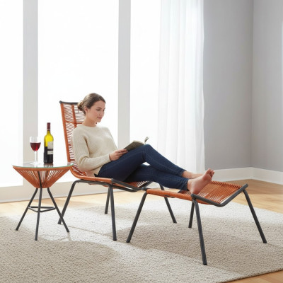 Ensemble moderne pour votre jardin composé d'un fauteuil, d'un tabouret et d'une table d'appoint.