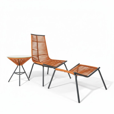Ensemble moderne pour votre jardin composé d'un fauteuil, d'un tabouret et d'une table d'appoint.