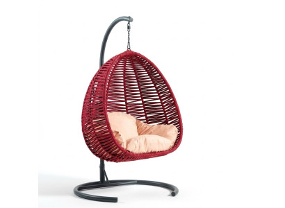 Chaise coquillage ovale en rotin rouge en acier inoxydable pour une relaxation confortable.