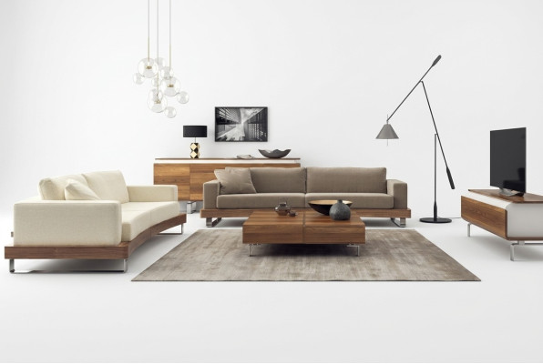 Moderne canapé deux places blanc de luxe pour salon. Nouveau mobilier d'assise.