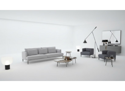 Grand salon composé d'un canapé trois places, d'un fauteuil, de tables basses et de meubles en bois gris.