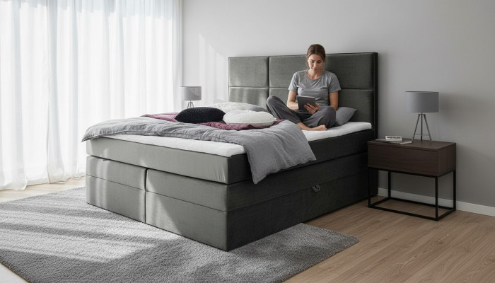 Chambre double chic en gris, design de meubles en bois avec un tissu d'ameublement élégant.