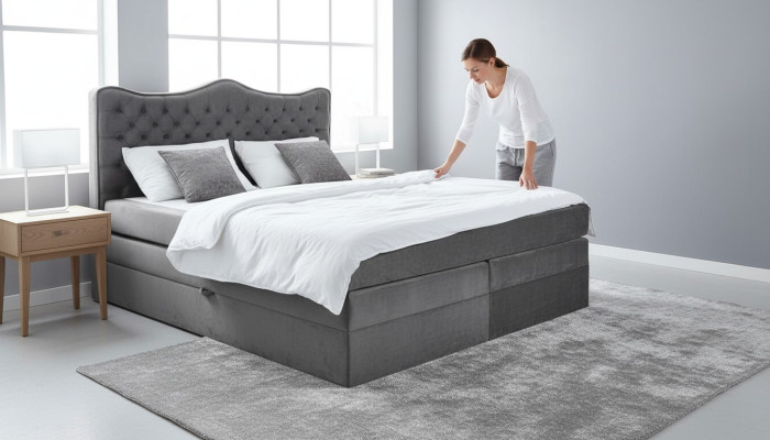 Cadre de lit gris style chesterfield. Design de chambre élégant. Meubles classiques en tissu.