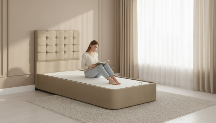 Lit de designer luxueux avec matelas d'un fabricant de meubles européen pour la chambre.