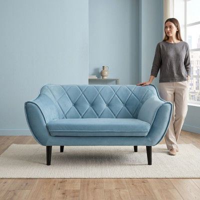 Confortable, canapé deux places doux avec un rembourrage luxueux dans une couleur bleue délicate