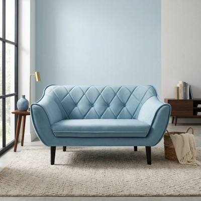 Confortable, canapé deux places doux avec un rembourrage luxueux dans une couleur bleue délicate