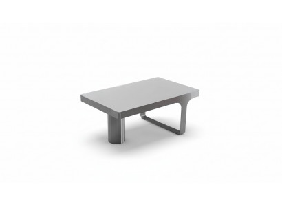 Table basse de luxe pour le bureau, mobilier de designer, table d'appoint en bois gris.