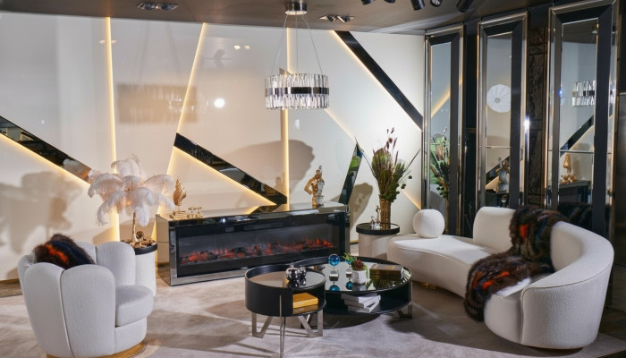 Ensemble luxueux de salon blanc avec canapé 3 places, fauteuil, et table basse ronde.
