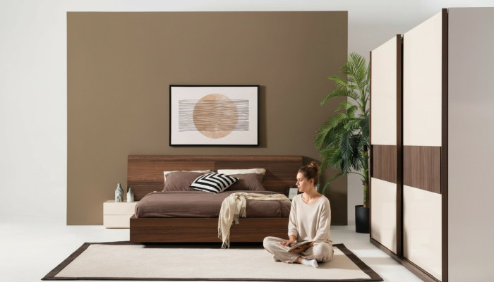 Lit moderne élégant avec deux tables de chevet en bois naturel