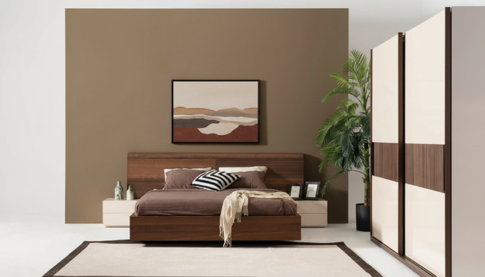 Lit moderne élégant avec deux tables de chevet en bois naturel