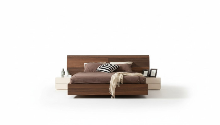 Lit moderne élégant avec deux tables de chevet en bois naturel