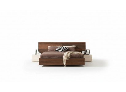 Lit moderne élégant avec deux tables de chevet en bois naturel