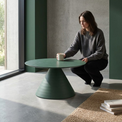 Table basse ronde grise élégante dans un style moderne pour le salon