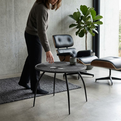 Table basse ronde noire d'origine avec un plateau de table sculpté