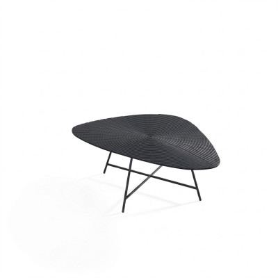 Élégante table basse noire pour le salon avec un plateau sculpté.