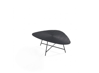 Élégante table basse noire pour le salon avec un plateau sculpté.