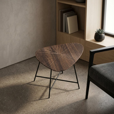 Table basse luxueuse pour le salon avec plateau sculpté.