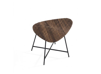 Table basse luxueuse pour le salon avec plateau sculpté.