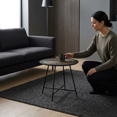 Table basse de style contemporain avec un plateau en imitation de bois naturel