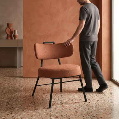 Chaise ronde moderne fabriquée à partir de matériaux naturels avec un revêtement textile.