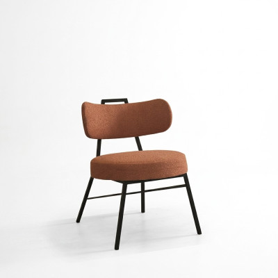 Chaise ronde moderne fabriquée à partir de matériaux naturels avec un revêtement textile.