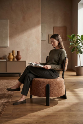 Chaise de designer luxueuse avec un rembourrage textile premium confortable