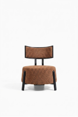 Chaise de designer luxueuse avec un rembourrage textile premium confortable