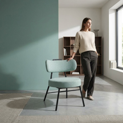 Élégante chaise de salle à manger grise avec siège rembourré rond