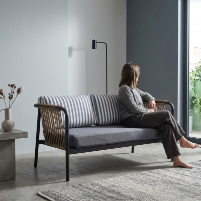 Canapé 2 places Canapés de luxe design de meubles modernes en tissu gris. Tabouret de designer.