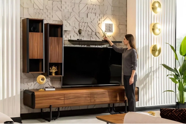 Un magnifique dressing télé de style loft avec des étagères murales qui donneront à votre salon un look chic
