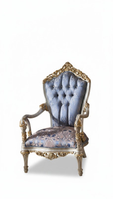 Fauteuil luxueux de style classique pour le salon avec des motifs décoratifs dorés.