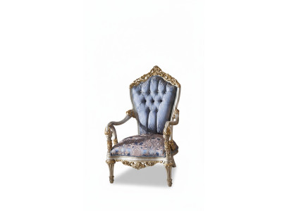 Fauteuil luxueux de style classique pour le salon avec des motifs décoratifs dorés.