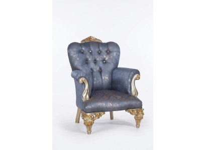 Un fabuleux fauteuil classique de couleur ciel pour votre salon